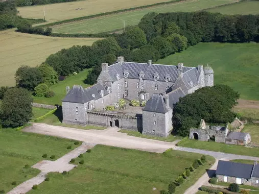 Château de Kergroadez et maison des algues de Lanildut